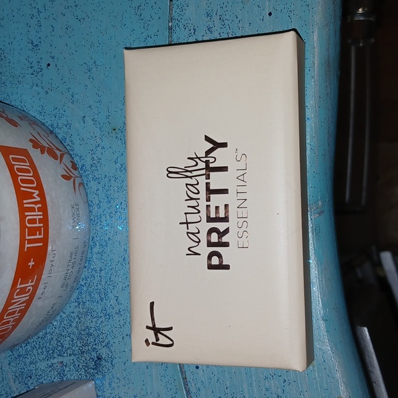 NIB It Cosmetics Naturally Pretty Essentials Maxe Luxe Eyeshadow Palette - Picture 6 of 7